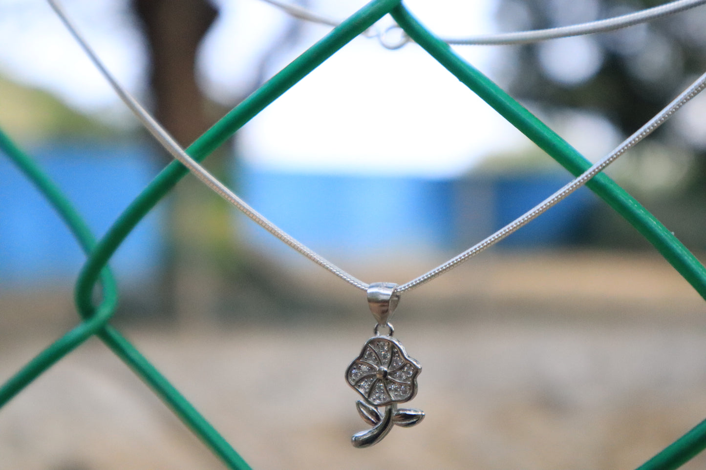 Silver Platted Flower Pattern Pendant Chain with Stones