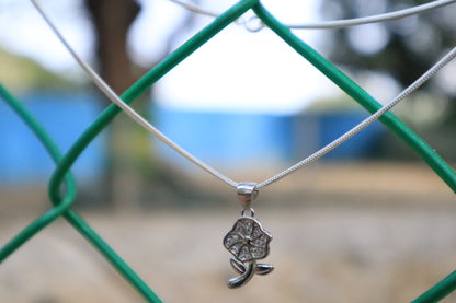 Silver Platted Flower Pattern Pendant Chain with Stones