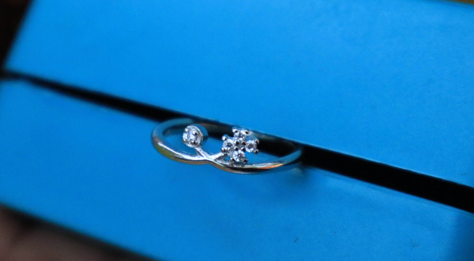 925 Silver V 5 Stone Ring - Zubee Silver