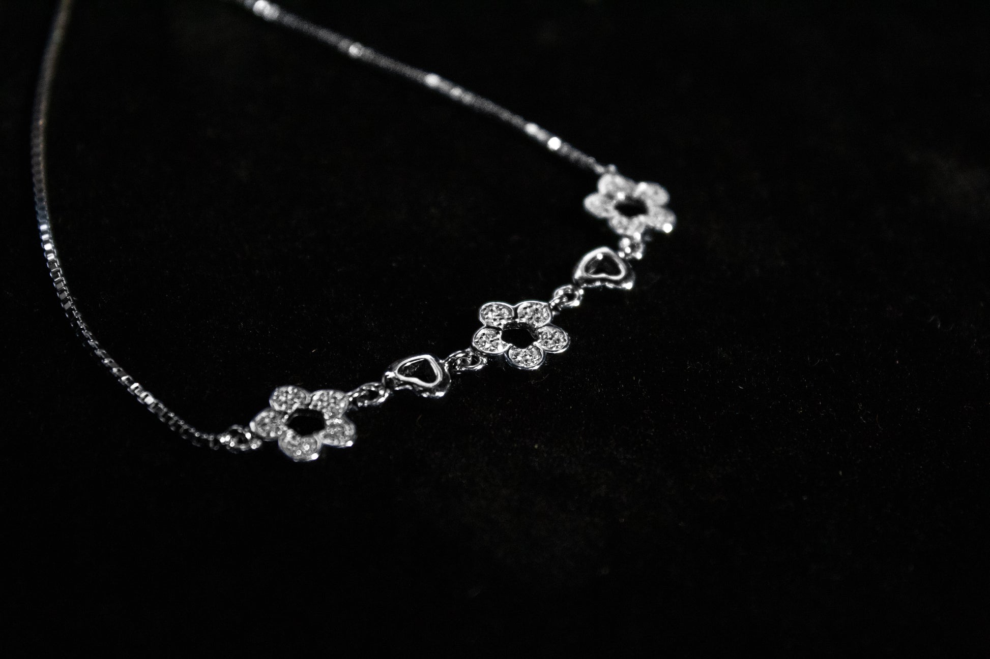 925 Silver Flower with Tiny Hearts Adjustable Bracelet - Zubee Silver